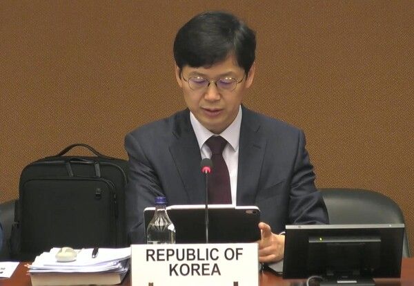 김기남 여성가족부 기획조정실장이 14일(현지시간) 유엔 제네바사무소에서 열린 유엔 여성차별철폐위원회(CEDAW) 심의 현장에서 한국 정부 대표단의 단장으로서 발언하고 있다. /연합뉴스