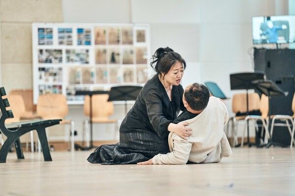 상대역과 호흡을 맞추는 소프라노 오미선 씨 /사진=국립오페라단 제공