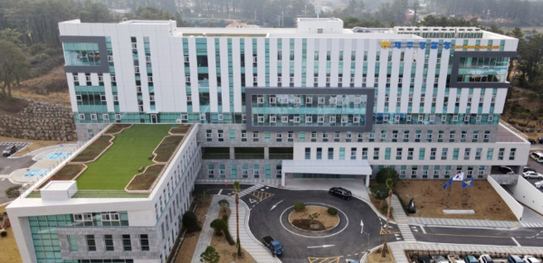 제주에서 불법체류자가 '자진 출국 사전 신청' 제도를 악용해 금은방을 턴 뒤 본국으로 도주하는 사건이 벌어졌다. 이에 제주경찰청은 본청에 불법체류자 자진 출국 사전 신고제 보완에 대한 의견을 법무부에 전달해줄 것을 본청에 요청했다. /제주경찰청