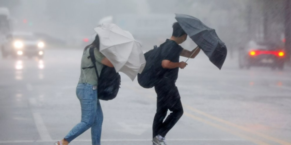 장마가 시작된 지난 2022년 8월 8일 오후 서울 영등포구의 한 횡단보도에서 우산을 쓴 시민들이 길을 건너고 있다. /연합뉴스
