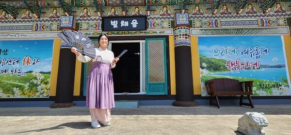 부채와 도깨비방망이를 들고 서 있는 김문주 자연치유센터 빛채움 대표. /김현우 기자