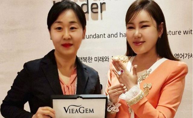 가수 송가인이 보람그룹 비아생명공학이 송가인의 머리카락으로 만든 생체보석을 착용하고 있는 모습. /보람그룹