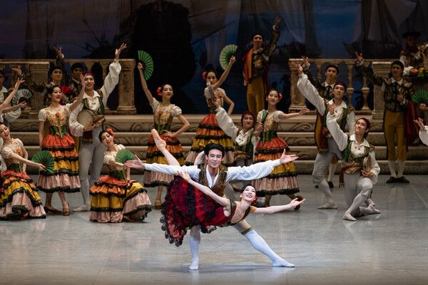 아름다운 선을 보여주는 피쉬 다이브 장면&nbsp; 사진:국립발레단 제공