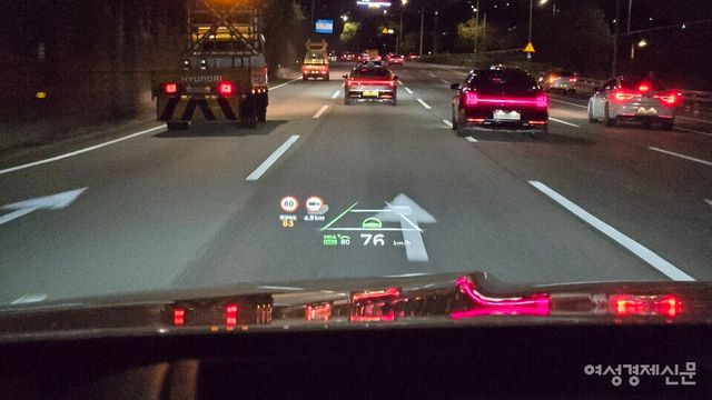 GV80 쿠페는 옵션에 따라 HUD(헤드업디스플레이)를 선택해 네비게이션 혹은 속도 등 운전에 필요한 정보를 운전석 앞 유리창에서 확인할 수 있다. 자동차 등의 앞 유리창에 정보를 표시해주는 증강현실 장치를 HUD라고 한다. /김현우 기자