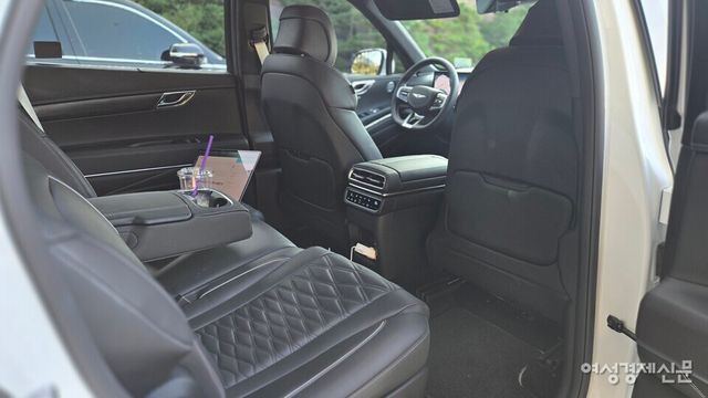 뒷좌석에서 바라본 GV80 쿠페 내부. 조수석을 전방으로 최대한 이동시키면 충분한 레그룸이 확보돼 이동 시 노트북을 활용한 간단한 작업 및 휴식 공간으로 이용할 수 있다. /김현우 기자