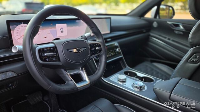 제네시스 GV80 쿠페 내부. 운전석에서 바라본 센터페시아 전경. 센터페시아는 심리스한 디자인을 적용해 고급스러운 감성을 더하는 한편 터치 타입 공조 장치를 적용했다. /김현우 기자