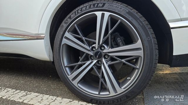 제네시스 GV80 쿠페 모델에 적용된 22인치 다이아몬드 컷팅 휠. 4965㎜에 달하는 전장을 뒷받침하는 커다란 휠이 외관을 더욱 안정적으로 보이게 한다. /김현우 기자