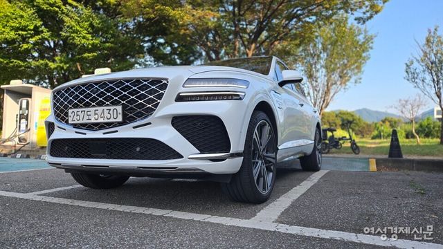 제네시스 GV80 쿠페 전면부. 제네시스 브랜드 엠블럼을 형상화한 크레스트 그릴, 두 줄로 이뤄진 헤드램프가 눈에 띈다. /김현우 기자