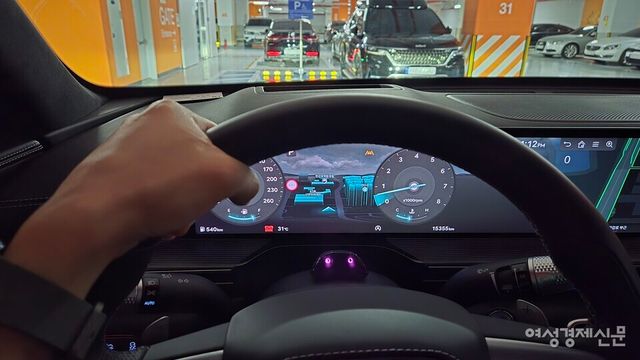 실내 디자인 감성을 높이고 시인성을 확보하기 위해 적용된 디스플레이형 계기판. 다만 핸들의 높이를 낮추면 왼쪽 손에 계기판이 가려 계기판의 일부를 볼 수 없게된다. /김현우 기자