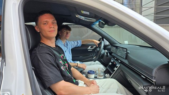벤츠와 BMW의 고향 독일에서 한국으로 온 유학생 레비(22, 앞쪽 첫번째)와 엘리아스(22)는 제네시스 GV80 쿠페를 타보고 