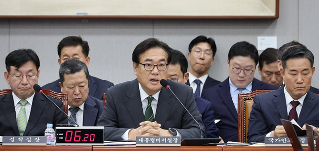 정진석 대통령 비서실장이 지난 8월 27일 오후 서울 여의도 국회에서 열린 운영위원회 전체회의에서 위원 질의에 답하고 있다. /연합뉴스