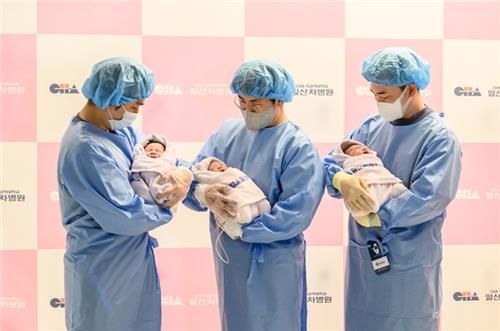 왼쪽부터 아빠 박준수 씨와 니케(태명), 이효영 씨와 꼬물이, 강우석 씨와 딩굴이 /일산차병원