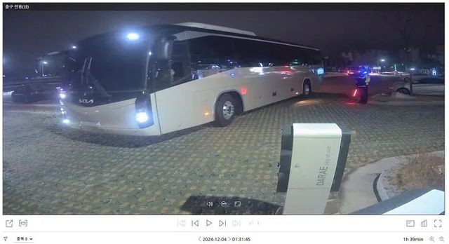 4일 새벽 1시31분 선관위 연수원 앞 국립농업박물관 주차장에 들어서는 계엄군 버스 /서삼석 의원실