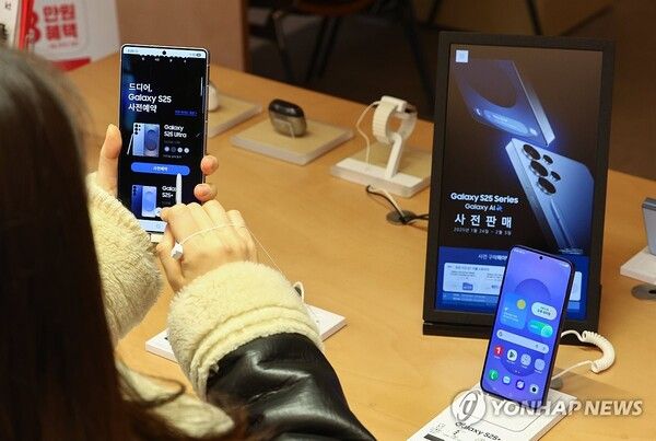 삼성전자 갤럭시 S25 시리즈 사전판매 시작을 하루 앞둔 23일 오후 서울 마포구 kt플라자 홍대애드샵플러스점에서 직원이 갤럭시 S25를 작동하고 있다. /연합뉴스