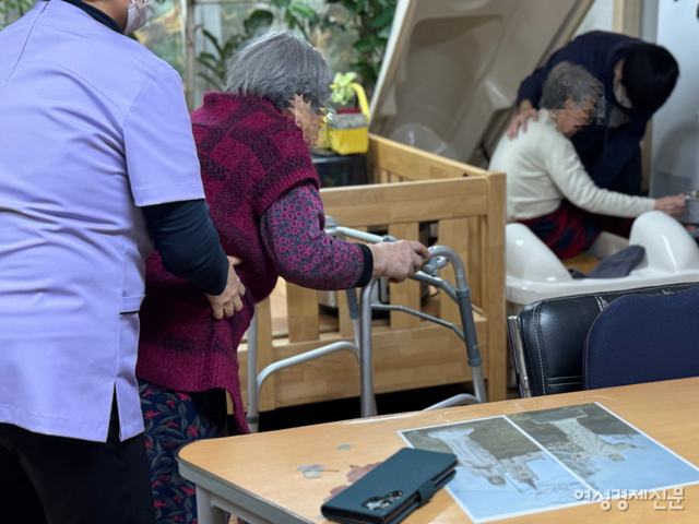 경기도 용인시에 위치한 한 요양원에서 수급자가 요양보호사의 도움을 받으면서 걷고 있다. /김현우 기자