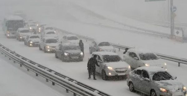 설연휴 사흘째인 28일 전일부터 많은 눈이 내리면서 전국 곳곳 고속도로가 마비되고 있다. /연합뉴스