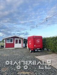 캠핑장에 열리는 오전 카페 빵 차, 새벽 배송 크로아상으로 아침을 먹었다. /사진=박재희