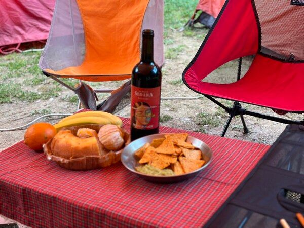 캠핑장에서 마주한 저녁 전 화해의 테이블, 역시 와인은 세상 문제의 대부분을 해결한다고 믿는다. /사진=박재희