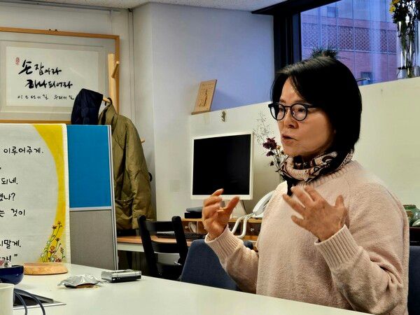 전순옥 관장이 사무실에서 전태일 기념관 설립 배경에 대해 설명하고 있다. /이상헌 기자