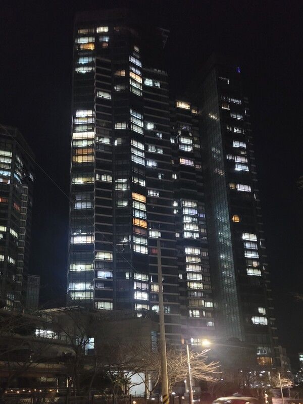 2024년 12월 31일 밤 9시, 한 해 마지막 날 이 시간에 불 꺼진 집이 없어야 마땅하지 않을까? 그나마 불 켜진 집이 더 많아서 다행이라고 생각해야 하는지 모르겠다. 식구들이 집에 들어오지 않은 게 아파트 때문이라고 몰아세우는 건 아니지만, 아니라고 말할 수도 없다. /사진=김정관