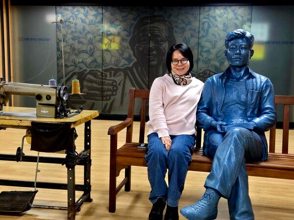 전순옥 관장이 전태일 기념관에서 전태일 동상과 함께 찍은 사진 /이상헌 기자