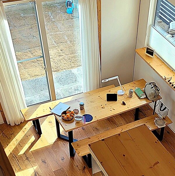 천정고가 높은 거실 영역은 풍부한 공간감으로 단독주택에서만 누릴 수 있는&nbsp;우리집의&nbsp;소속감과 집부심을 가지게&nbsp;해 줄&nbsp;것이다. /김정관