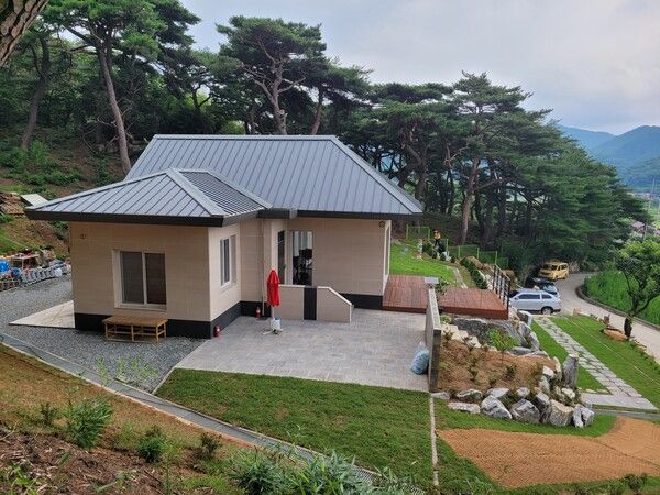 손님 방과 손님 마당. 하룻밤 편히 묵어갈 수 있도록 주인 영역과 구분되어 다시 찾아올 마음이 생기도록 설계했다. /김정관