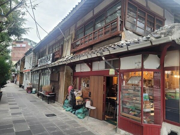 진해 중원로터리와 남원로터리 부근은 식민지 시절 진해를 계획도시로 만들면서 지은 일본풍의 건물들이 많다. 사람들을 내쫓고 재산을 빼앗아 지은 수탈의 현장이다. 장옥거리는 그 흔적을 보여 주고 있다. /사진=김성주