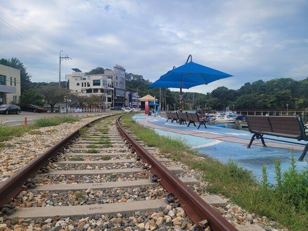 진해항에서 남쪽으로 내려가는 트레킹 길은 바다와 철길을 보며 걸을 수 있다. 행암문예마루를 지나 행암동 마을에 가면 옛 기찻길에 앉아 바다를 볼 수 있다. /사진=김성주