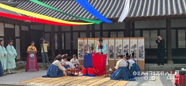 주례 집전으로 혼례식은 절정에 이르고 /박종섭