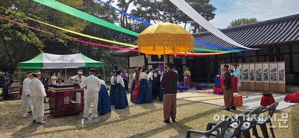 신부의 꽃가마와 사모관대를 쓴 신랑 /박종섭