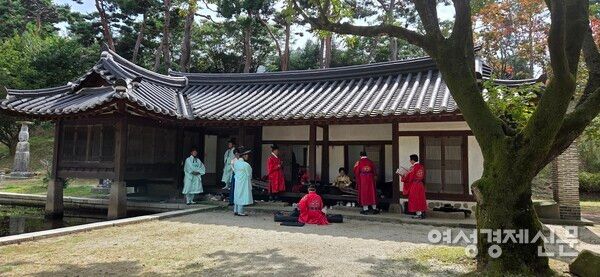 연못에 한 발 내딛고 자태를 뽐내고 있는 누각의 모습 /박종섭