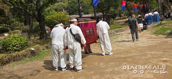 잔치를 준비하는 가마꾼들과 늘어선 청사초롱 /박종섭