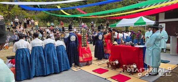 전통혼례를 올리며 하객들을 향하여 인사 /박종섭