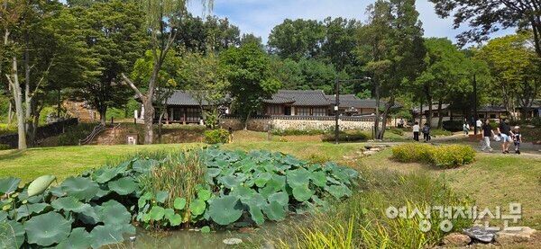 연꽃이 핀 연못과 궁집의 전경 /박종섭