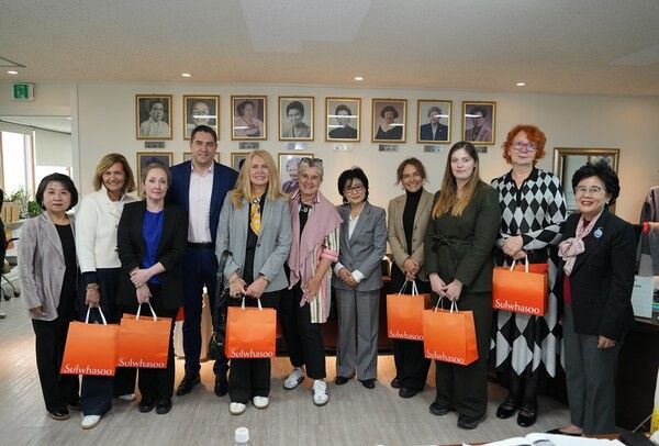 허명 회장과(오른쪽에서 다섯번째) 유럽의회 여성인권성평등위원회 의원들이 기념사진을 촬영하고 있다. /한국여성단체협의회