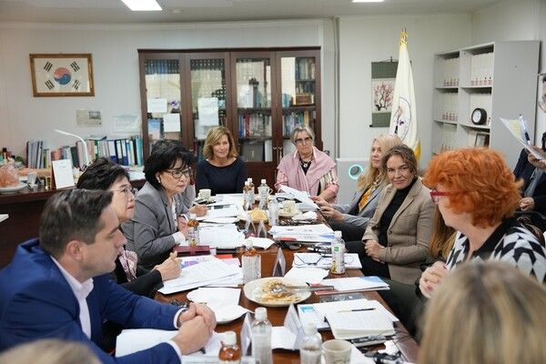 허명 회장(왼쪽 가운데)과 유럽의회 여성인권성평등위원회 의원들이 면담을 하고 있다. /한국여성단체협의회