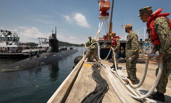 미국의 핵잠수함 코네티컷호가 2021년 7월 31일 일본 요코스카에 입항하고 있다. /미국 해군