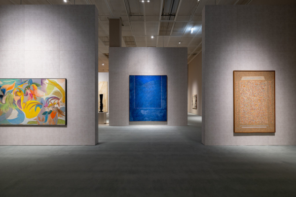 국립현대미술관 서울의 첫 상설전 '한국현대미술 하이라이트' 전시 전경. 최욱경의 ‘미처 못 끝낸 이야기(1977·왼쪽)’, 김환기의 ’산울림 19-II-73#307(1973·가운데)', 이성자의 '천년의 고가(1961·오른쪽)'가 전시돼 있다. /국립현대미술관