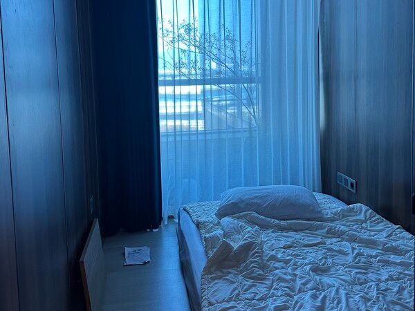 한 평 남짓한 작은 공간이지만 통창이 있어 갑갑하지 않은 1인실 캡슐 /권혁주