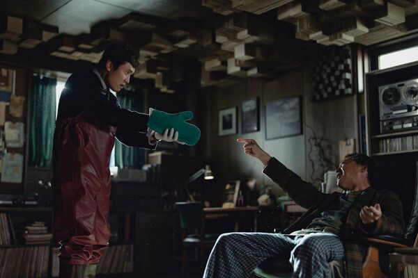 이른바 '고추잠자리 시퀀스'는 '프로페셔널이란 이런 것이다'를 시각화한 듯하다. 이병헌, 이성민, 염혜란 배우가 각자의 결을 유지한 채 완벽한 호흡으로 맞선다. 세 명의 장인(匠人)이 각자가 다듬은 칼을 들고 자신만의 장기를 보여주는데 그 칼끝이 단 한 번도 서로를 베거나 침범하지 않는다. 그 결과 무질서한 난투가 아니라, 충돌하는 듯하면서도 치밀하게 맞물려 들어가는 세 배우의 합으로 빚어낸 하나의 완벽한 조각품이 탄생한다. 그 합이 만들어내는 긴장감이야말로 이 영화가 가진 가장 기묘하고 독특한 쾌감이다. 영화 어쩔수가없다 스틸컷 /CJ ENM