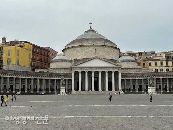 나폴리의 중심 플레시비토 광장. 전체 전경에서 플레시비토 광장을 중심으로 도시 전체 위치를 파악한다. /사진=박재희