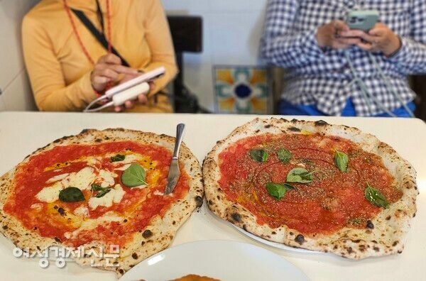 피자 지름이 성인 어깨너비보다 길다. 아무리 커도 한 사람당 한 판. 나폴리 피자 /사진=박재희