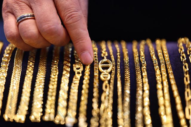 서울 종로구에 위치한 한 주얼리 점포 내 금팔찌 모습 /연합뉴스