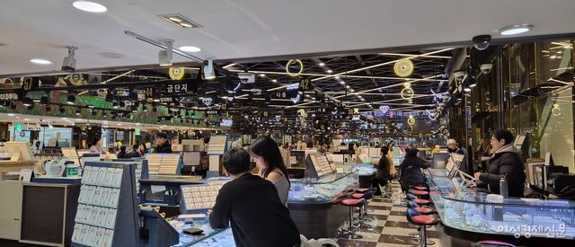 종로3가의 한 주얼리 대형상가 내부에 손님들이 드문드문 자리해 있다. /류빈 기자