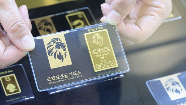 지난 13일 서울 종로구 국제표준금거래소에서 직원이 금제품을 들어 보이고 있다. /연합뉴스