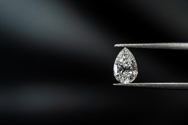 페어 컷으로 연마된 다이아몬드 /Public Domain