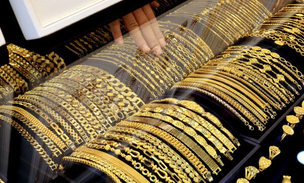 서울 종로구 한 귀금속 판매점에서 직원이 순금 제품을 정리하고 있다. /연합뉴스