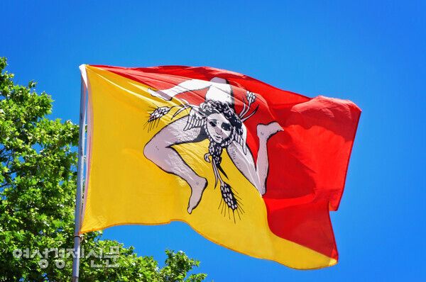 시칠리아의 주기, 메두사의 머리와 시칠리아섬의 삼각형을 세 개의 다리로 상징한다. /사진=박재희