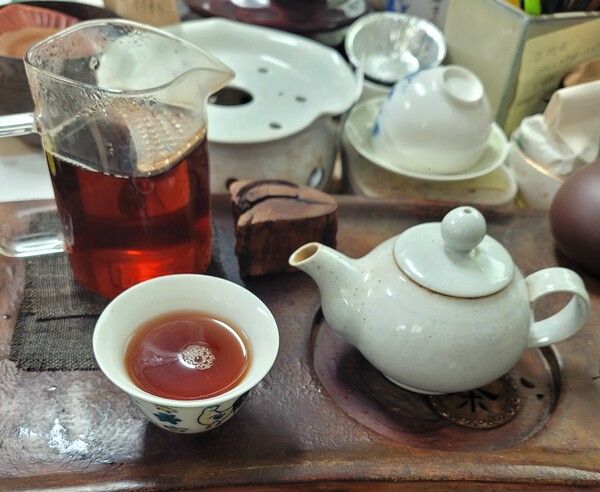 건조한 사무실 환경에서도 생차가 22년 정도면 이렇게 익는데 더 묵히게 되면 정말 월진월향으로 노차의 풍미를 맛볼 수 있을까? /김정관